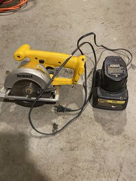 116229 Dewalt Saw And Battery Charger 116229 Dewalt Saw And Battery Charger