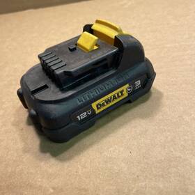 Dcb124g Dewalt 12v Max 3 Ah Oil-resistant Li-ion Battery - Clean Working