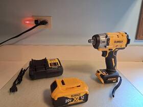 Dcf922 Dewalt 922 Kit Batt. And Charger Made For Usa Sale Red Light Special 139.99