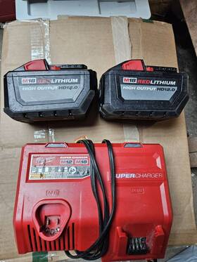 2x12.0ah Milwaukee Super Charger M12 M18 And Batteries