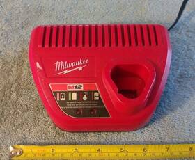 B31e9190308249g Milwaukee M12 Li-lon Battery Pack Charger